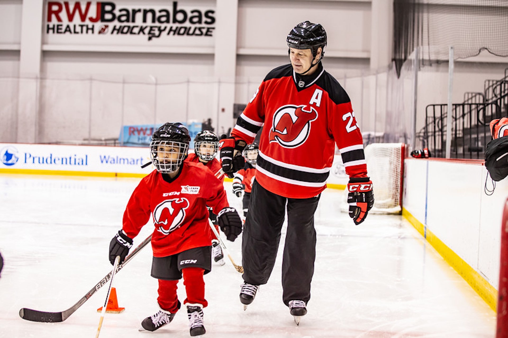 Bezem Mijnenveld partner Devils - Learn to Play Hockey - NHL